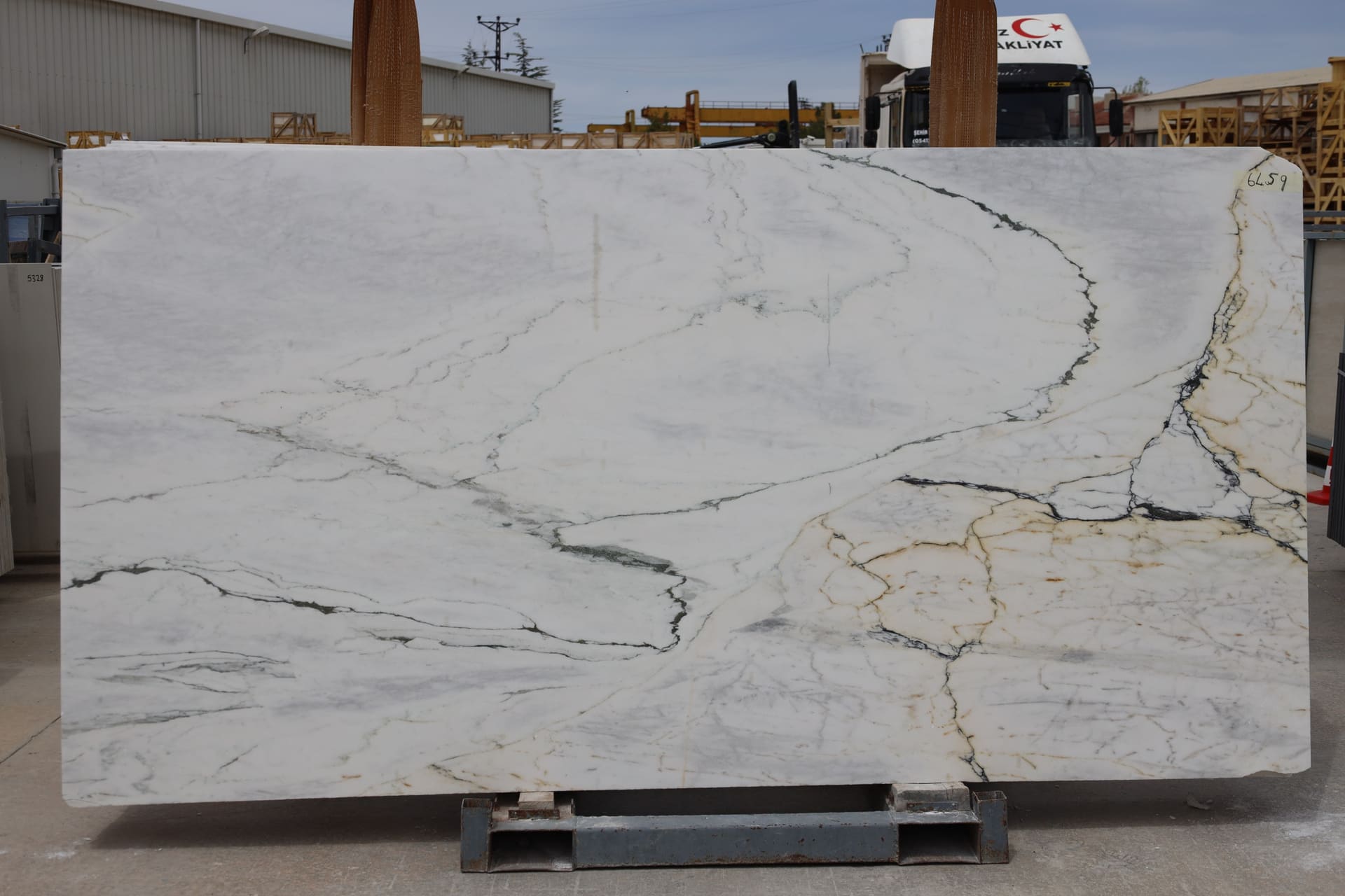 Calacatta Borgini polished marble slab in White
