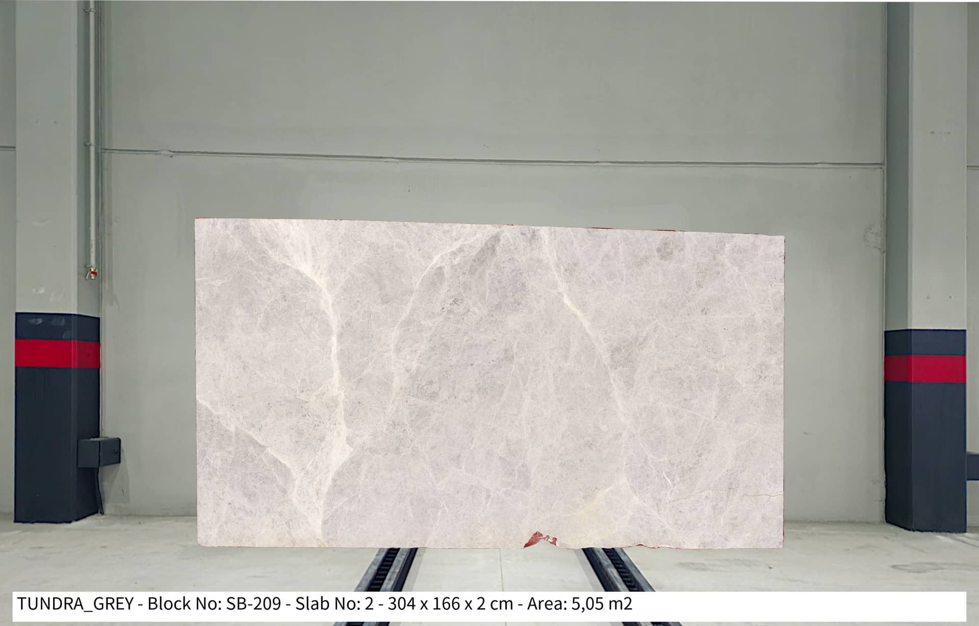 TUNDRA GREY Honed marble slab in Silver